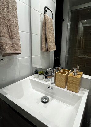Hårtørrer, håndklæder, Sæbe, Toiletpapir