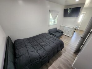 Free WiFi, bed sheets - Tinyhouse with AC and laundry area. Near Ector County Coliseum (Odessa)