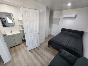 Free WiFi, bed sheets - Tinyhouse with AC and laundry area. Near Ector County Coliseum (Odessa)