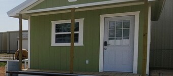 Tinyhouse with AC and laundry area. Near Ector County Coliseum