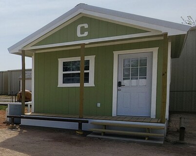 Tinyhouse with AC and laundry area. Near Ector County Coliseum