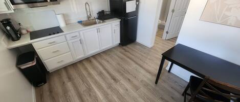 Kühlschrank, Mikrowelle, Wasserkocher mit Kaffee-/Teezubehör, Toaster