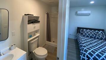 Dusj, hårføner, håndklær og såpe