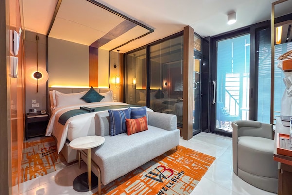 Phòng đơn trung tâm thành phố | Két bảo mật tại phòng, bàn, khu vực làm việc phù hợp cho laptop