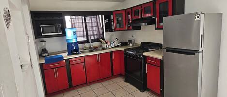 Køleskab, mikrobølgeovn, ovn, køkkentøj/tallerkener/redskaber