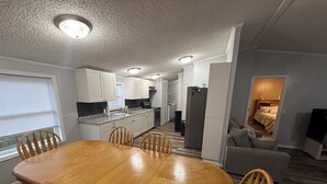 Ein kompakter Wohnraum mit Essbereich, Küchenzeile und Schlafzimmer.