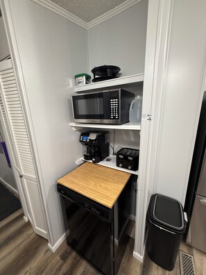 Mikrobølgeovn, ovn, kokeplater og oppvaskmaskin