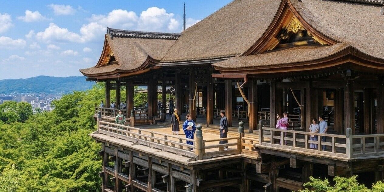 Un bâtiment traditionnel en bois, doté d’un balcon et entouré d’une végétation luxuriante.