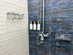 Doccia, asciugacapelli, asciugamani, sapone
