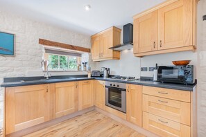 Kühlschrank, Mikrowelle, Ofen, Kochgeschirr/Geschirr/Besteck