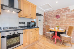 Kühlschrank, Mikrowelle, Ofen, Kochgeschirr/Geschirr/Besteck