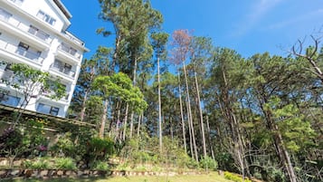 Deluxe Quadruple Room, Balcony, Mountain View | Living area