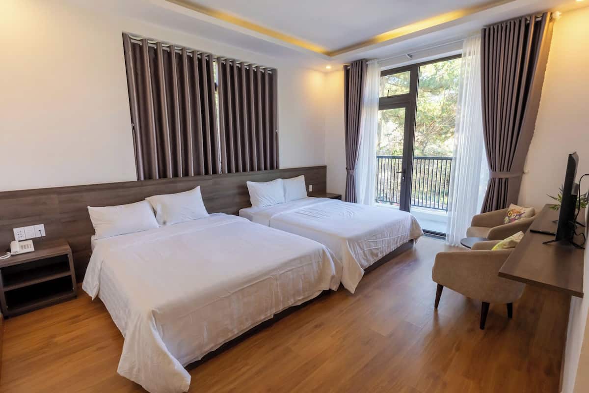 Chambre Quadruple Deluxe, balcon, vue montagne | Coffres-forts dans les chambres, chambres insonorisées, Wi-Fi gratuit