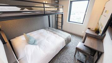 Habitación (1 Double Bed with Loft Bed) | Escritorio, cortinas opacas, sistema de insonorización y wifi gratis