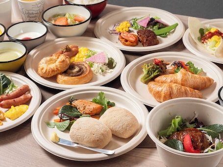 Daily buffet breakfast for a fee. Super Hotel Premier Aso Kumamoto Airport
