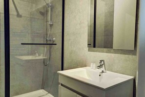 Apartment | Bilik Mandi