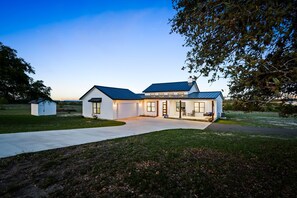 Exterior - NEW Pool, Hot Tub, Fire Pit, Views on 10 acres, 5 mins from DT Johnson City! (Johnson City)