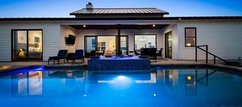 NEW Pool, Hot Tub, Fire Pit, Views on 10 acres, 5 mins from DT Johnson City!