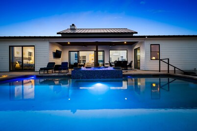 NEW Pool, Hot Tub, Fire Pit, Views on 10 acres, 5 mins from DT Johnson City!