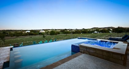 NEW Pool, Hot Tub, Fire Pit, Views on 10 acres, 5 mins from DT Johnson City!