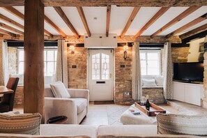 Fernseher, Kamin, Bücher