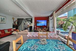Comfort House, 2 Bedrooms | Living area | 160-cm TV with digital channels - Fare Nãhina - 2 chambres - Centre-Ville (Papeete)