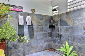 Comfort House, 2 Bedrooms | Bathroom | Hair dryer, towels - Fare Nãhina - 2 chambres - Centre-Ville (Papeete)