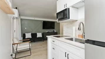 Refrigerador, microondas, parrilla de estufa y tostadora