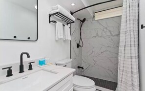 Douche, sèche-cheveux, serviettes fournies, savon