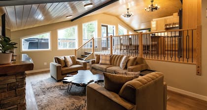 A lovely lake town luxury hot tub, creekside oasis/w hiking & outdoor activities