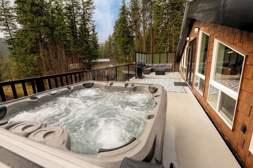 A lovely lake town luxury hot tub, creekside oasis/w hiking & outdoor activities