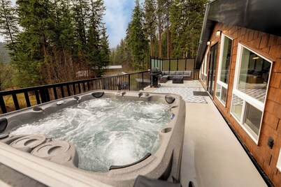A lovely lake town luxury hot tub, creekside oasis/w hiking & outdoor activities