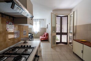Réfrigérateur, four, plaque de cuisson, cafetière/bouilloire