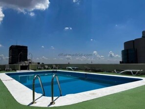 Pool - Modern Loft with Rooftop Pool & City Views (Madrid)