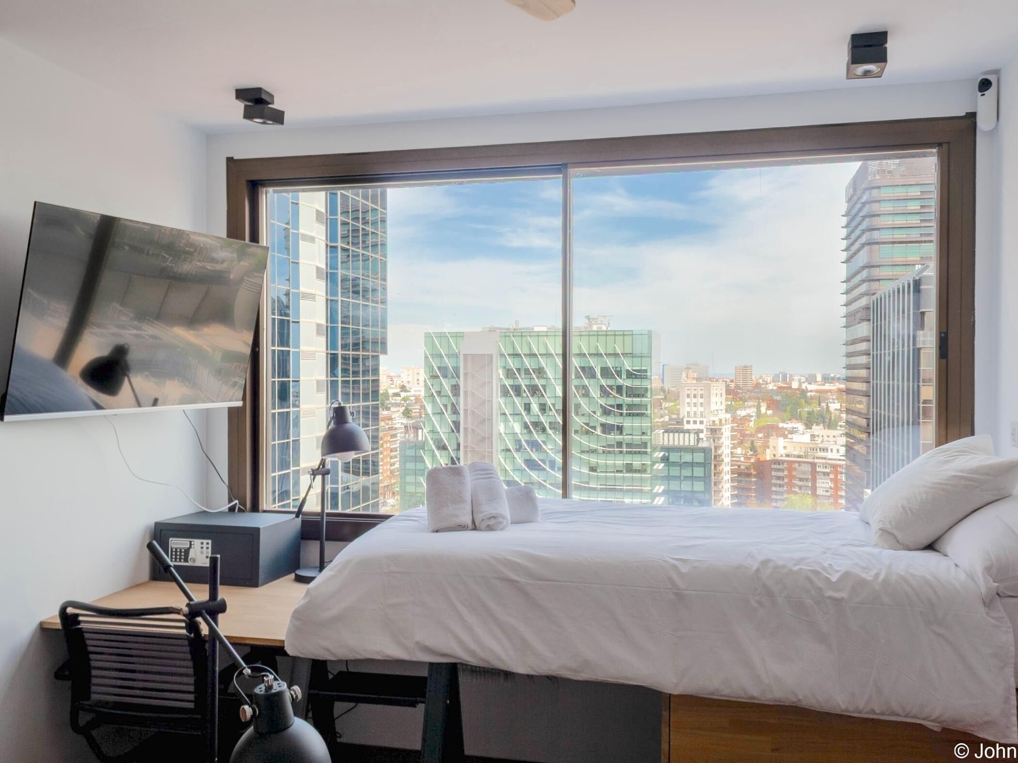 Iron/ironing board, bed sheets