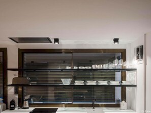 Réfrigérateur, micro-ondes, four, lave-vaisselle