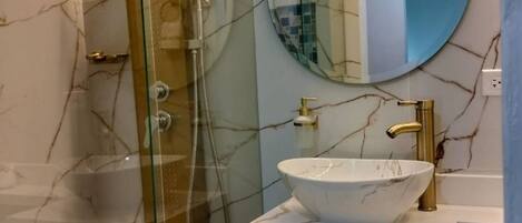 Douche, serviettes fournies, savon, papier toilette