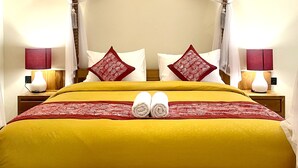 A bed with a canopy, two bedside lamps, and a wooden headboard. - Lebak Bali Batu Mejan (Canggu)