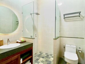 Dusche, Hausschuhe, Handtücher, Seife