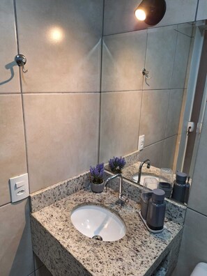 Een douche, een haardroger, handdoeken, zeep