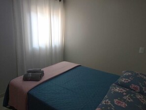 2 slaapkamers, een strijkplank/strijkijzer, reisbedje, gratis wifi