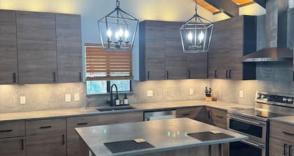 Graeagle Tranquility: Spacious Remodeled 3 Bed, 2 Bath Home, pet friendly.