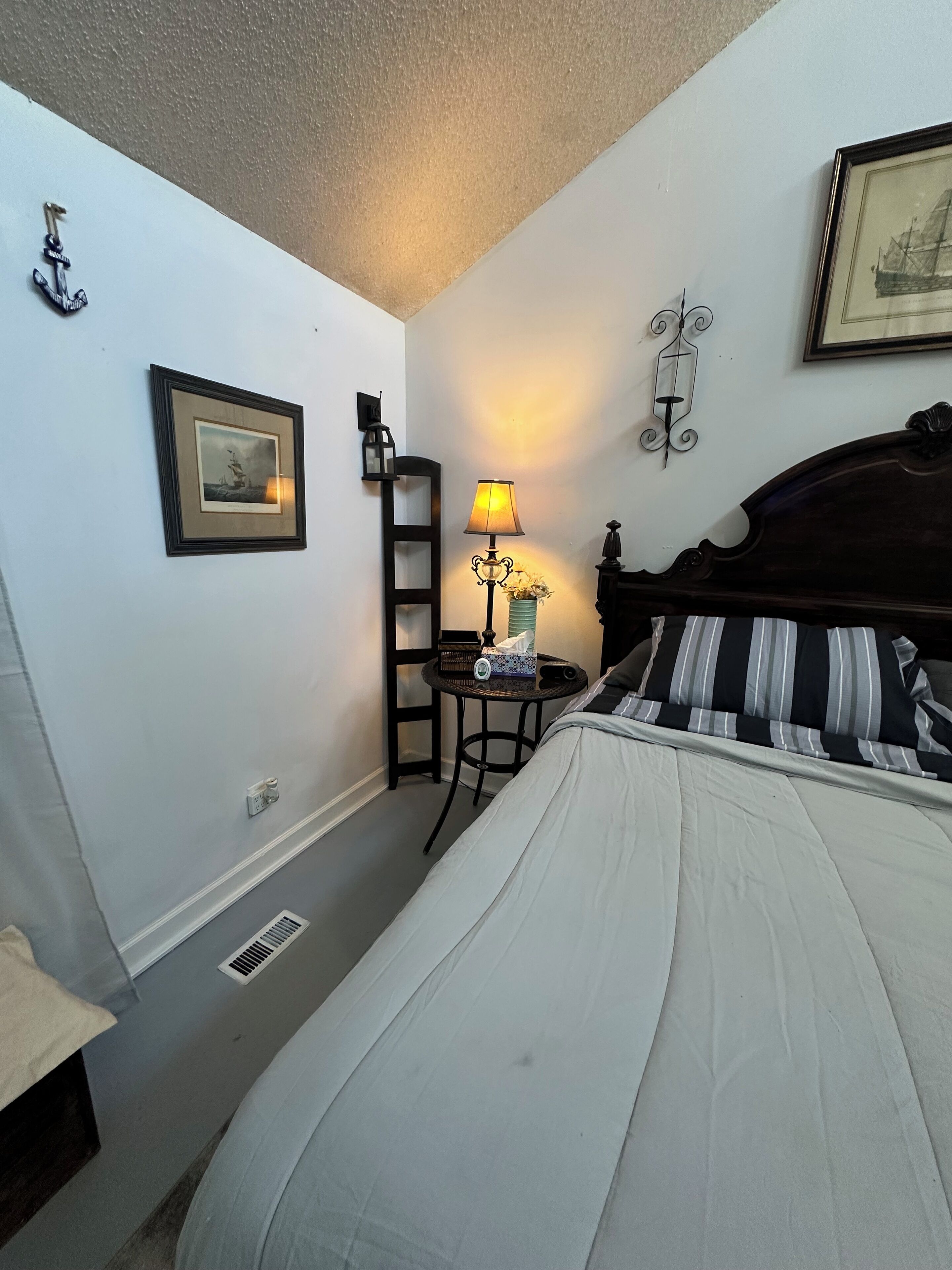 1 habitación, tabla de planchar con plancha, wifi gratis y ropa de cama 