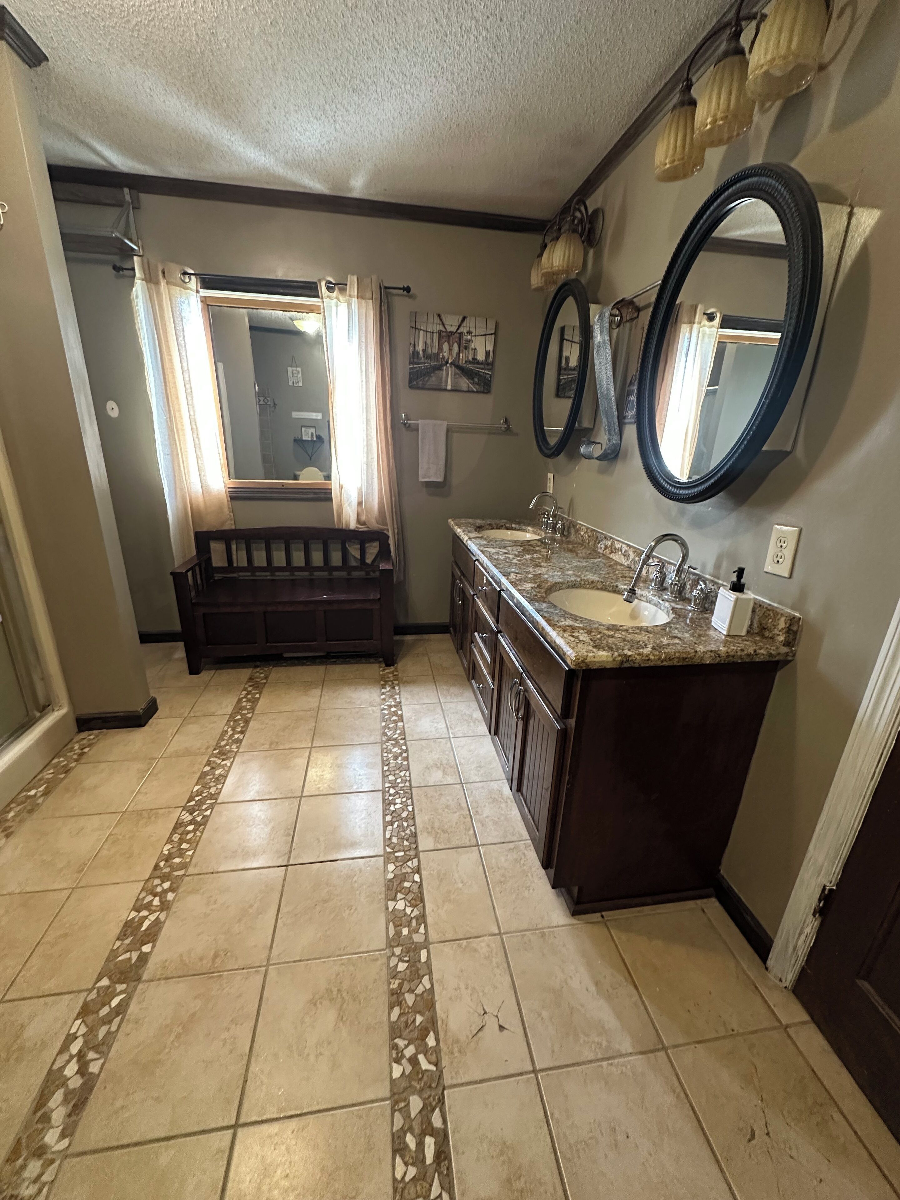 Tina de hidromasaje, secadora de cabello, toallas, jabón 