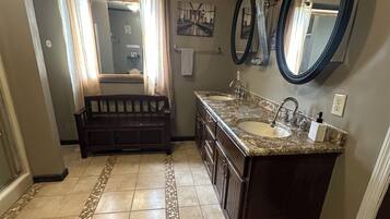 Whirlpool, Haartrockner, Handtücher, Seife