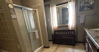 Charming 1-bedroom apartment Tranquil Pondside- 5mins from downtown