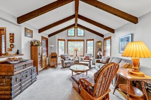 TV, fireplace - Upscale 3 bdm near Cal Poly, Redwoods, Deck, BBQ (Arcata)