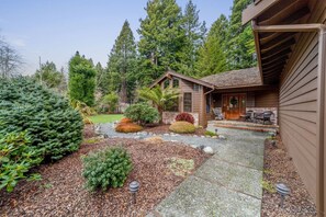 Exterior - Upscale 3 bdm near Cal Poly, Redwoods, Deck, BBQ (Arcata)