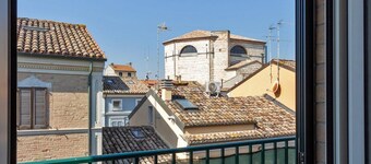 Apartment on two levels in the center, a stone's throw from the sea