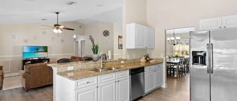 Kjøleskap, mikrobølgeovn, ovn og kokeplater